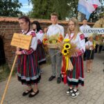 Uczniowie szkoły przed uroczystością