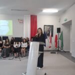 Uczennica zabiera głos w imieniu Samorządu