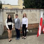 Uczniowie po złożeniu kwiatów pod miejscem straceń
