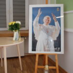 Wizerunek Papieża ze złożonymi kwiatami