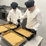 Uczniowie podczas przygotowania kremówek 2