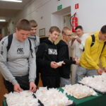 Uczniowie częstują się kremówkami 3