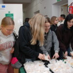 Uczniowie częstują się kremówkami