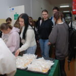 Uczniowie częstują się kremówkami 4