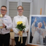 Uczniowie składają kwiaty