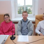 Uczniowie w szkolnym radiowęźle podczas odczytu