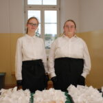 Uczniowie podczas wydawania kremówek