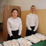 Uczniowie podczas wydawania kremówek 2
