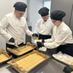 Uczniowie podczas przygotowania kremówek