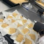 Kremówki gotowe do pudrowania