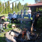 Uczniowie podczas ogniska integracyjnego