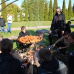 Uczniowie podczas ogniska integracyjnego 2