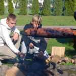 Uczniowie podczas ogniska integracyjnego 4