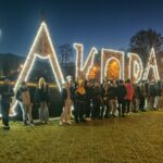 Uczniowie przed napisem Zakopane 2