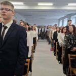 Społeczność szkolna podczas apelu 4