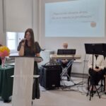 Uczennica odczytuje treść ślubowania