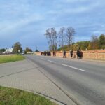 Uczniowie podczas sprzątania cmentarza 11