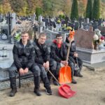 Uczniowie podczas sprzątania cmentarza 7