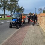 Uczniowie podczas sprzątania cmentarza 4