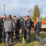 Uczniowie podczas sprzątania cmentarza 6