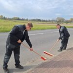 Uczniowie podczas sprzątania cmentarza 5