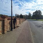 Uczniowie podczas sprzątania cmentarza