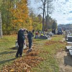 Uczniowie podczas sprzątania cmentarza 8