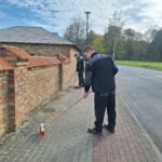 Uczniowie podczas sprzątania cmentarza 2