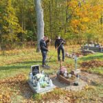 Uczniowie podczas sprzątania cmentarza 9