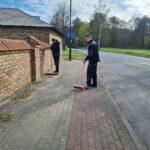 Uczniowie podczas sprzątania cmentarza 3