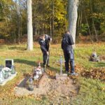 Uczniowie podczas sprzątania cmentarza 10