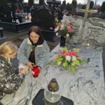 Uczniowie podczas stawiania zniczy