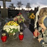 Uczniowie podczas stawiania zniczy 2