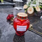 Uczniowie podczas stawiania zniczy 3