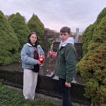 Uczniowie podczas stawiania zniczy 4