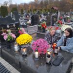 Uczniowie podczas stawiania zniczy 5