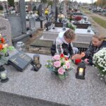 Uczniowie podczas stawiania zniczy 6