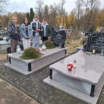 Uczniowie podczas stawiania zniczy 8