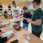 Uczniowie podczas otrzęsin