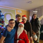 Uczniowie z Mikołajem 2