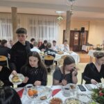 Uczniowie podczas Wigilii 8