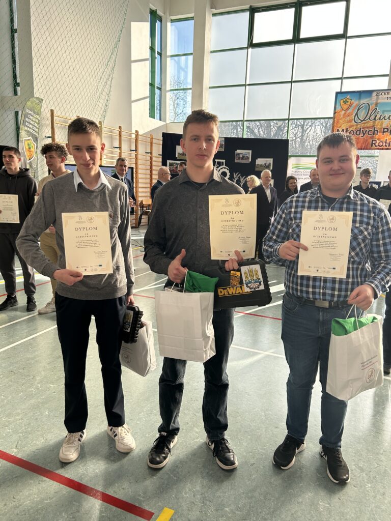 Delegacja ZSCKR z dyplomami