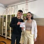 Uczennica podczas wręczania walentynek