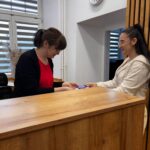 Uczennica podczas wręczania walentynek 9