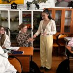 Uczennica podczas wręczania walentynek 3