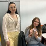 Uczennica podczas wręczania walentynek 4