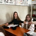 Uczennica podczas wręczania walentynek 5