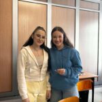 Uczennica podczas wręczania walentynek 6