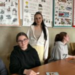 Uczennica podczas wręczania walentynek 10