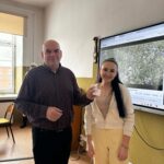 Uczennica podczas wręczania walentynek 7